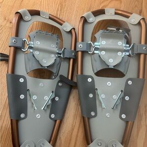 Poweridge 21” women’s snowshoes
Gray and Bronze Snowshoes